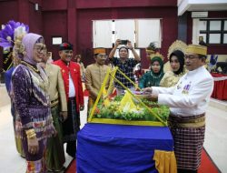 Bupati Pasangkayu Lakukan Pemotongan Tumpeng Dalam Rangka Memperingati HUT Kabupaten Pasangkayu Ke – 22