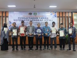 Bupati Pasangkayu Serahkan Sertifikat Tanah Program PTSL Tahun 2025