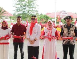 Semarak HUT RI ke-80,Wakil Bupati Pasangkayu Bagikan Bendera Merah Putih