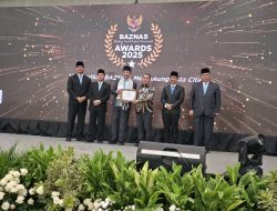 Bupati Pasangkayu H.Yaumil ADJ Terima Penghargaan BAZNAS Awards 2025