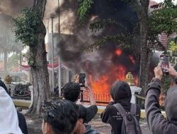 Bentrokan di Surabaya Pecah,Sekelompok Massa Terus Melempar di Grahadi Api Berkobar