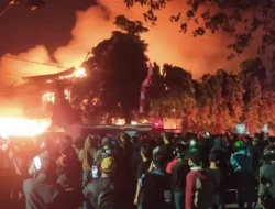 Gedung DPRD Kota Kediri Dibakar Massa Pendemo Solidaritas Ojol