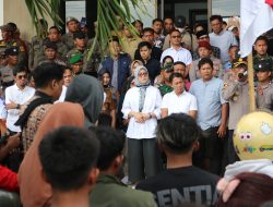 Demonstran Suarakan 12 Tuntutan,Wabup Herny Didampingi Ketua DPRD Pasangkayu Sambut Aksi Unjuk Rasa