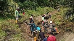 Kerja Bakti Massal di Randomayang, Kades dan Babinsa Bersama Warga Bersihkan Irigasi Demi Ketahanan Pangan