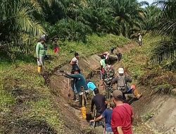 Kerja Bakti Massal di Randomayang, Kades dan Babinsa Bersama Warga Bersihkan Irigasi Demi Ketahanan Pangan