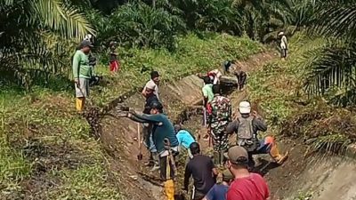 Kerja Bakti Massal di Randomayang, Kades dan Babinsa Bersama Warga Bersihkan Irigasi Demi Ketahanan Pangan